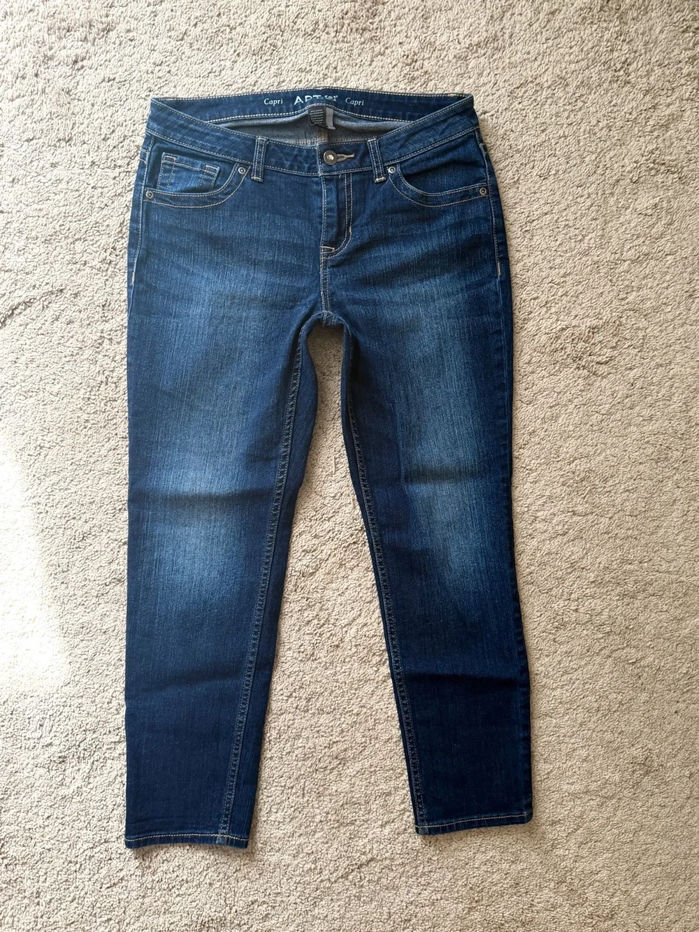Women’s Capri Denim Blue Jeans Size 6 Rhinestone, Thick Stitch skinny Mid Rise